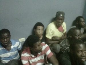 Parte de los haitianos confinados en la cárcel preventiva de la Policía Nacional de Moca.