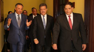 El presidente Leonel Fernández fue recibido por  funcionarios del Palacio Nacional quienes lo llevaron al despacho de Medina.