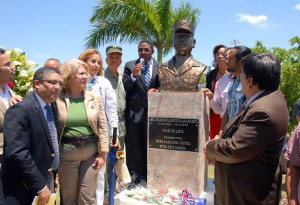 Vicenta Velez observa la estatua en honor a su esposo, el coronel Francisco Alberto Caamaño, mientras el director del recinto UASD Santiago habla a los presentes, Claudio Caamaño y autoridades presentes en el lugar.