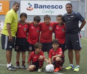 Saint Thomas School, los jugadores junto a sus entrenadores Oscar Almonte y Pablo de la Cruz.