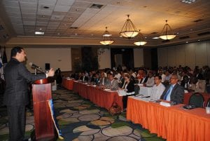 Antonio coro Alcalde de Santa Catarina Pinula, Guatemala expone a los presentes.