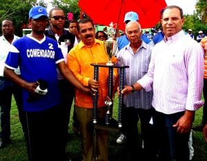 Asociación Provincial Softbol entrega Trofeo a Sánchez Roa