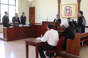 Audiencia sobre la litis Bellón-Seguros Sura en el Palacio de Justicia de Santiago.