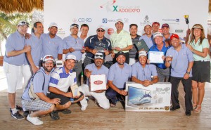 Directivos y miembros de ADOEXPO junto a algunos de los participantes del torneo.