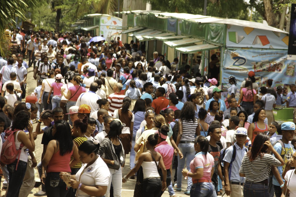 Cientos de personas han abarrotado la feria del libro este viernes.