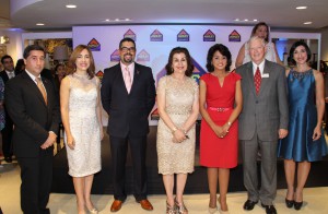 Eduardo Arbaje, Mónica Arbaje, Oliver Arias, Margarita Soni de Arbaje, la primera dama Cándida de Montilla, Mike Hoff CCEO Ashley Furniture y Raquel Arbaje 