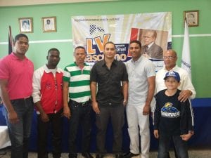 Lisandro Muñoz al centro acompañado de los miembros del comité ejecutivo Willy González , Pedro Brito, Nobel del Rosario, Luis Lorenzo y Carlos del Rosario luego de coronarse campeón del torneo nacional de ajedrez masculino superior.