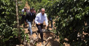 Presidente Danilo Medina  avanza por un camino vecinal.