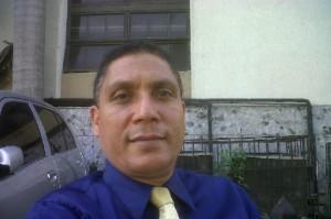 Nepoleón Rojas, periodista, quien fue agredido por los delincuentes.