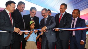 El presidente Medina deja inaugurada una escuela en María Trinidad Sánchez.