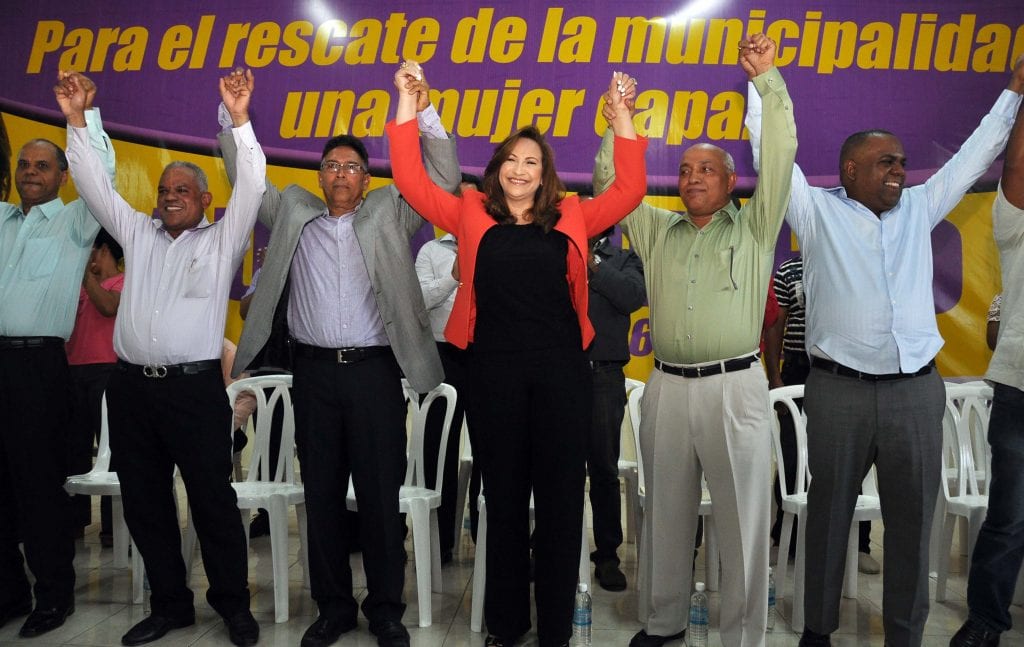 La ingeniera Aura Toribio, acompañada de dirigentes del movimiento político que le solicita acepte ser precandidata a alcaldesa por Santiago.