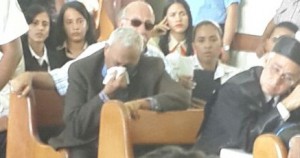 El padre de Jordi Veras, reputado abogado no contener las lágrimas. Foto Federico Basilis.