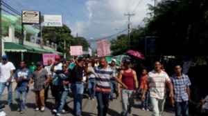  Residentes en Villa González marchan por las calles de ese municipio, en contra de la instalación de una fábrica de desechos hospitalarios.