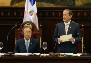 El secretario general de la ONu escucha al presidente del Senado.