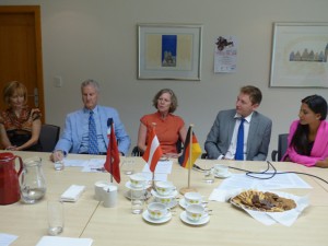 Rueda de prensa embajada de Alemania y Nathalie Peña Coma presidenta fundacion Trebol.