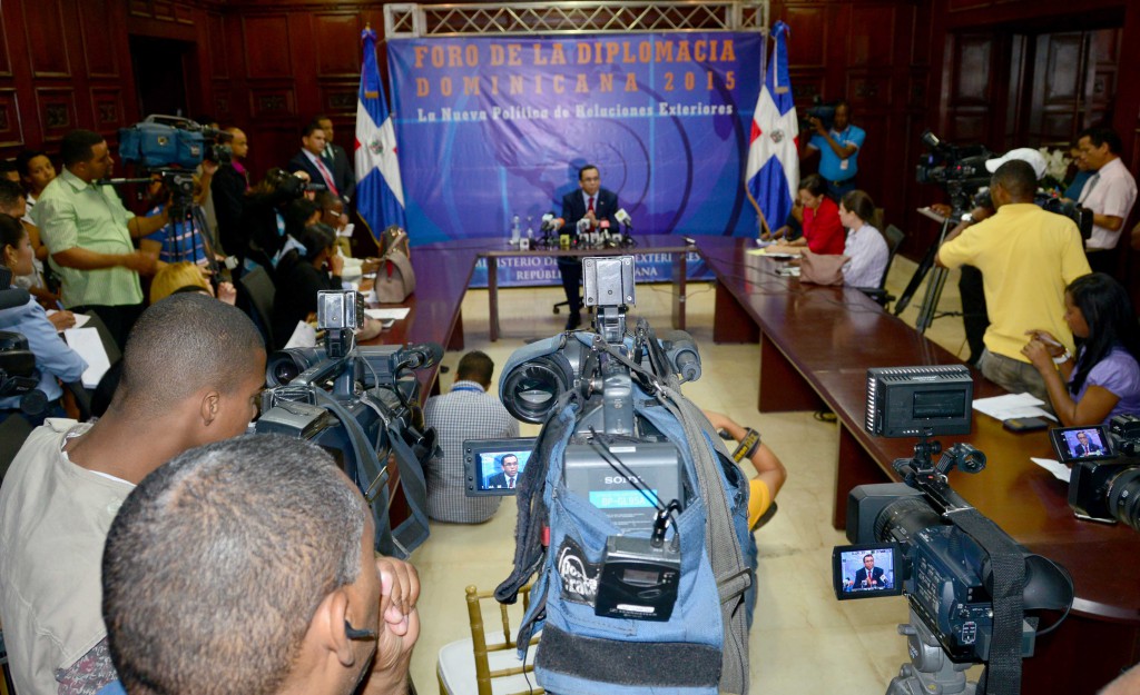 El ministro de Relaciones Exteriores, Andrés Navarro, en rueda de prensa.