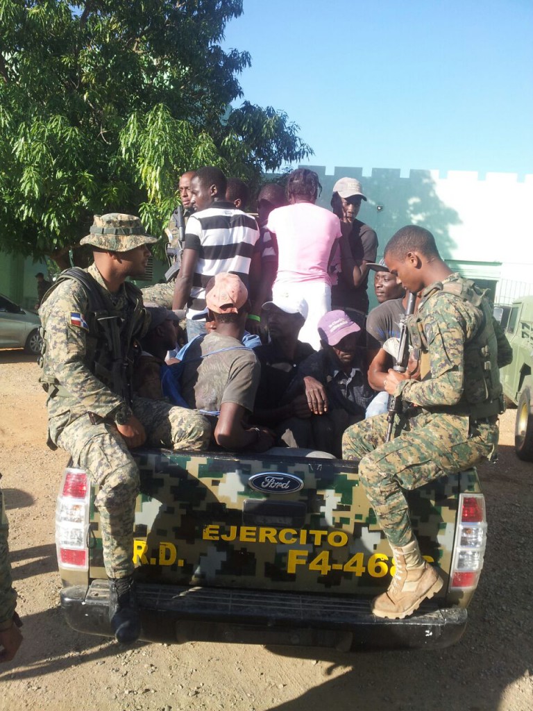 Militares con haitianos