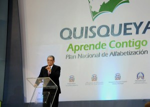 Carlos Amarante Baret, ministro de Educación habla en el acto de graduación.