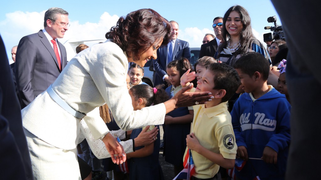 La Primera Dama Cándida Montilla de Medina conversa con niños.