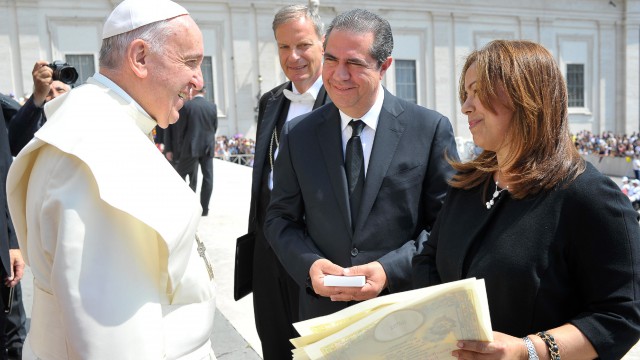 El Papa Francisco conversa con el Ministro de Turismo, Francisco Javier García.