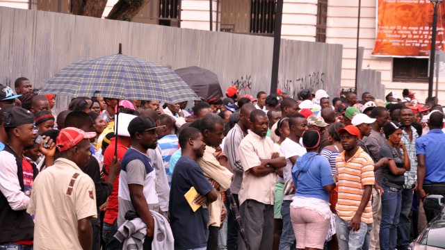 La cantidad de haitianos en busca de cumplir con Plan Nacional de Regularización se multiplicó este lunes en Santiago. Foto Alex Reynoso.