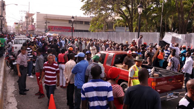 Cientos de haitianos frente a la gobernación de Santiago buscan ajustarse al plan de regularización.