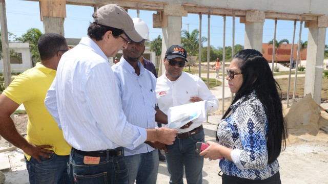 El arquitecto Gustavo Montalvo suupervisa la obra que se construye en Santo Domingo Este.