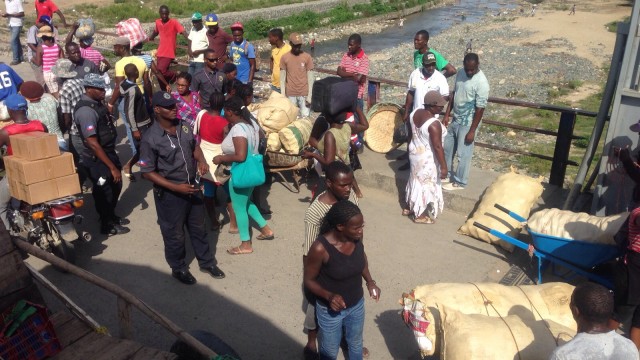 Haitianos  mientras esta mañana trataban de ingresar mercancías vedadas a su territorio, las que fueron decomisadas por autoridades aduanales. Foto Carlos Bueno.  