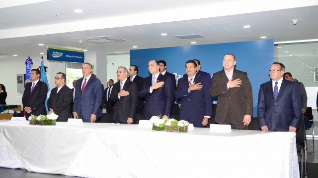 El presidente Danilo Medina encabeza la inauguración de la nueva oficina Banreservas en La Vega, acompañado, desde la izquierda, por William Read, suadministrador de Banreservas; monseñor Héctor Rafael Rodríguez; el ministrador administrativo de la Presidencia, José Ramón Peralta; el administrador de Banreservas, Enrique Ramírez; el senador Euclides Sánchez, el alcalde Alexis Pérez y el ministro de Agrilcultura, Angel Estévez.