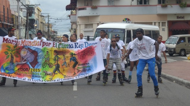 Los ambientalistas dominicanos realizaron un recorrido en la zona para reclamar del gobierno medidas efectivas para reducir los gases por el efecto invernadero.