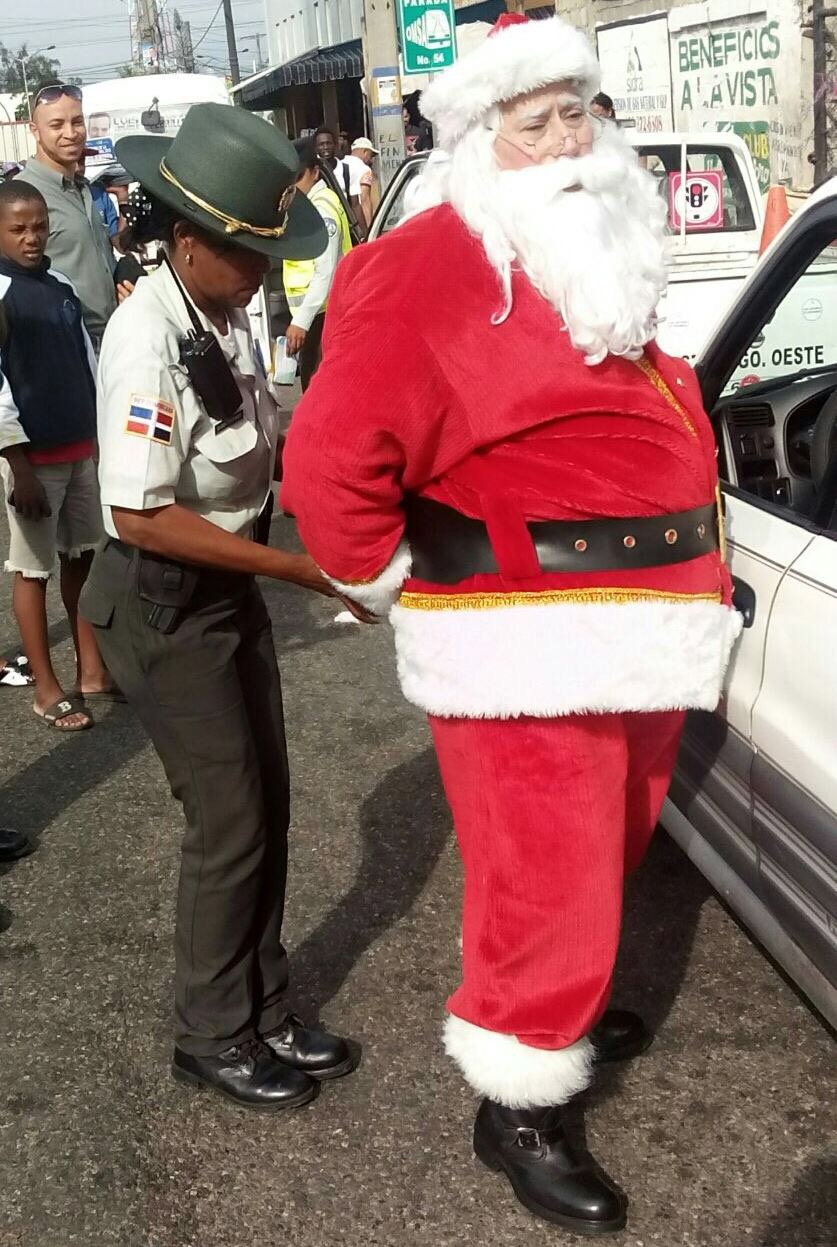 Santa Claus es arrestado.