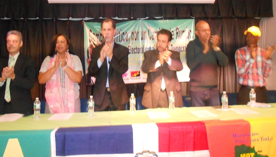 Los directivos de Alianza País en Nueva York acompañan a Guillermo Moreno de la mesa.