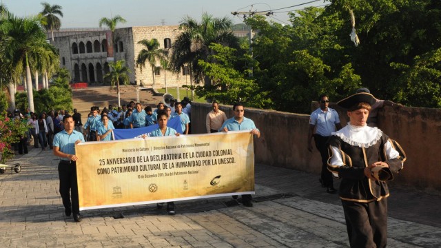 Estudiantes participan en los festejos con motivo del Dia Nacional de Patrimonio.