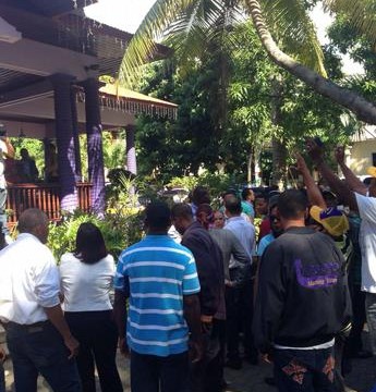 Casa Nacional del PLD rodeada de peledeístas.