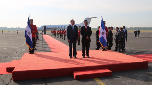 El presidente Danilo Medina llega al salvador a la reunión del SICA.