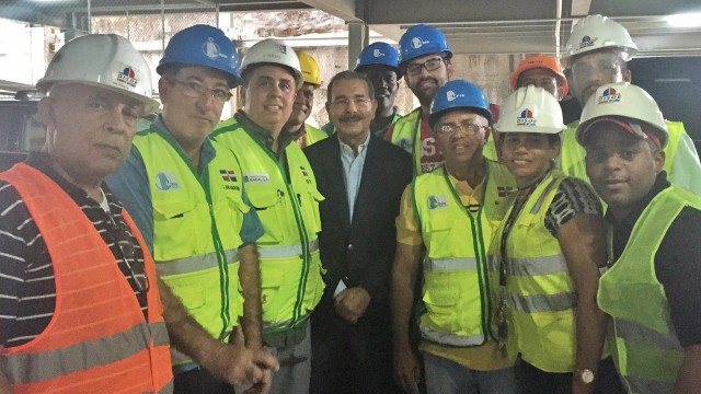 El presidente Danilo Medina supervisa la obra.