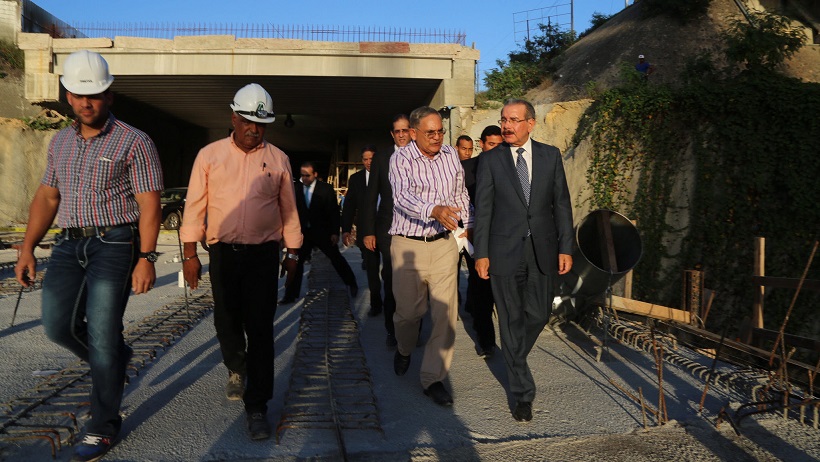 El presidente Danilo Medina durante la supervisión de los trabajos del Metro.