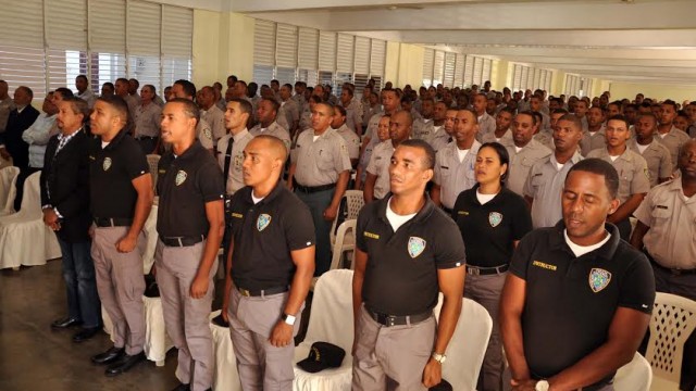 Parte de los agentes policiales que se graduaron en el curso de capacitación continuada. Foto Alex Reynoso.