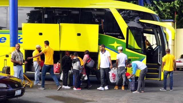 Decenas de autobuses se desplazan hacia distintos puntos del país desde Santiago.