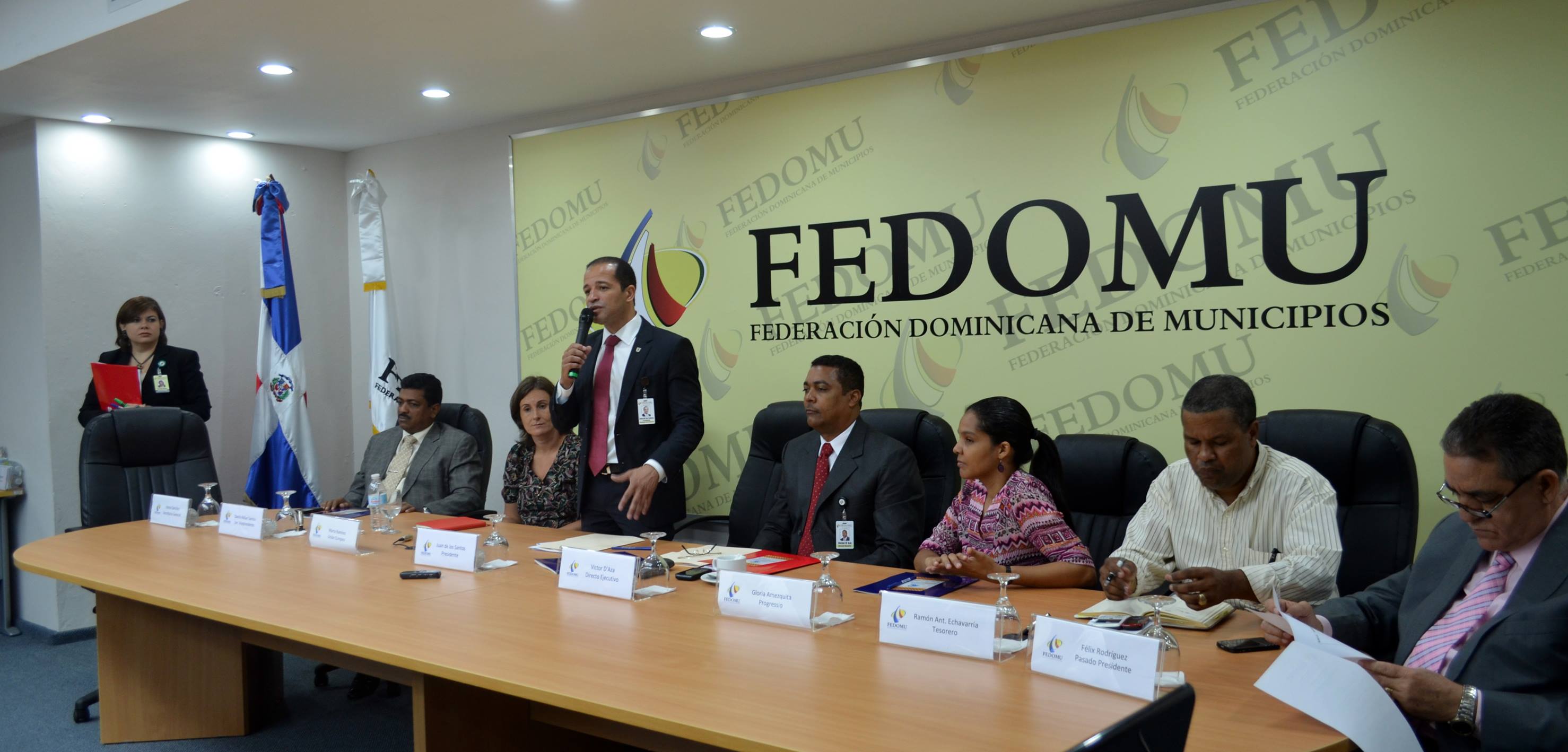 El asesinado alcalde Juan de los Santos dirige una asamblea de FEDOMU.