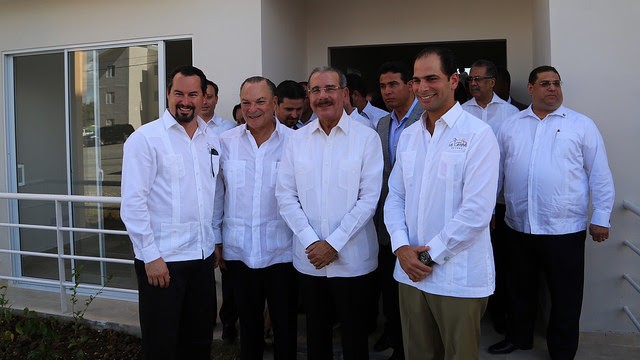 El presidente Danilo junto a los empresarios del Club MED.