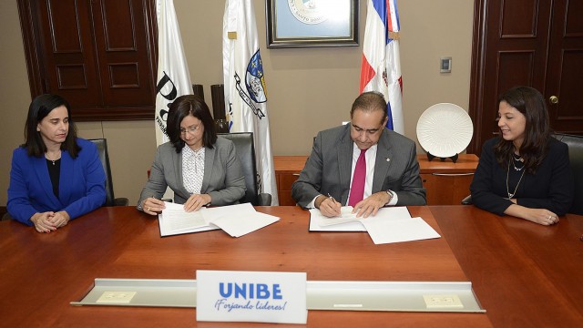 Los representantes de ambas instituciones firma el acuerdo para reforzar la lucha contra la violencia contra la mujer.