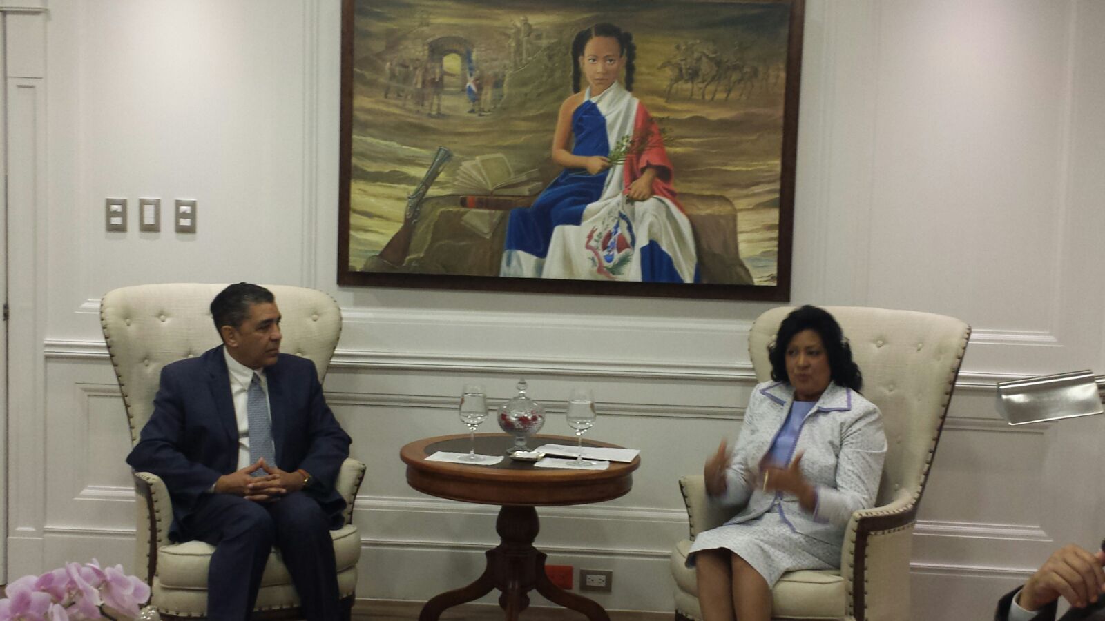Adriano Espaillat reunido con la senadora Cristina Lizardo.