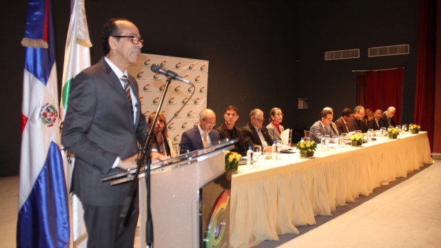 El viceministro Carlos Santos se dirige a los gestores culturales que participaron en la sesión.