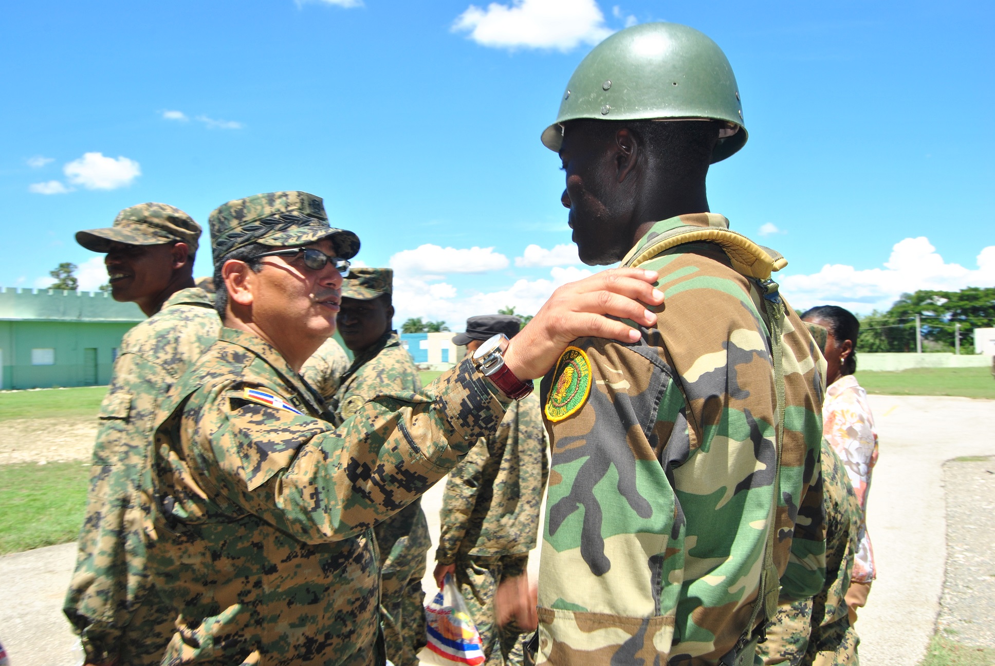 El jefe militar coversa con el responsable de dirigir las tropas en la zona fronerariza con Haití.