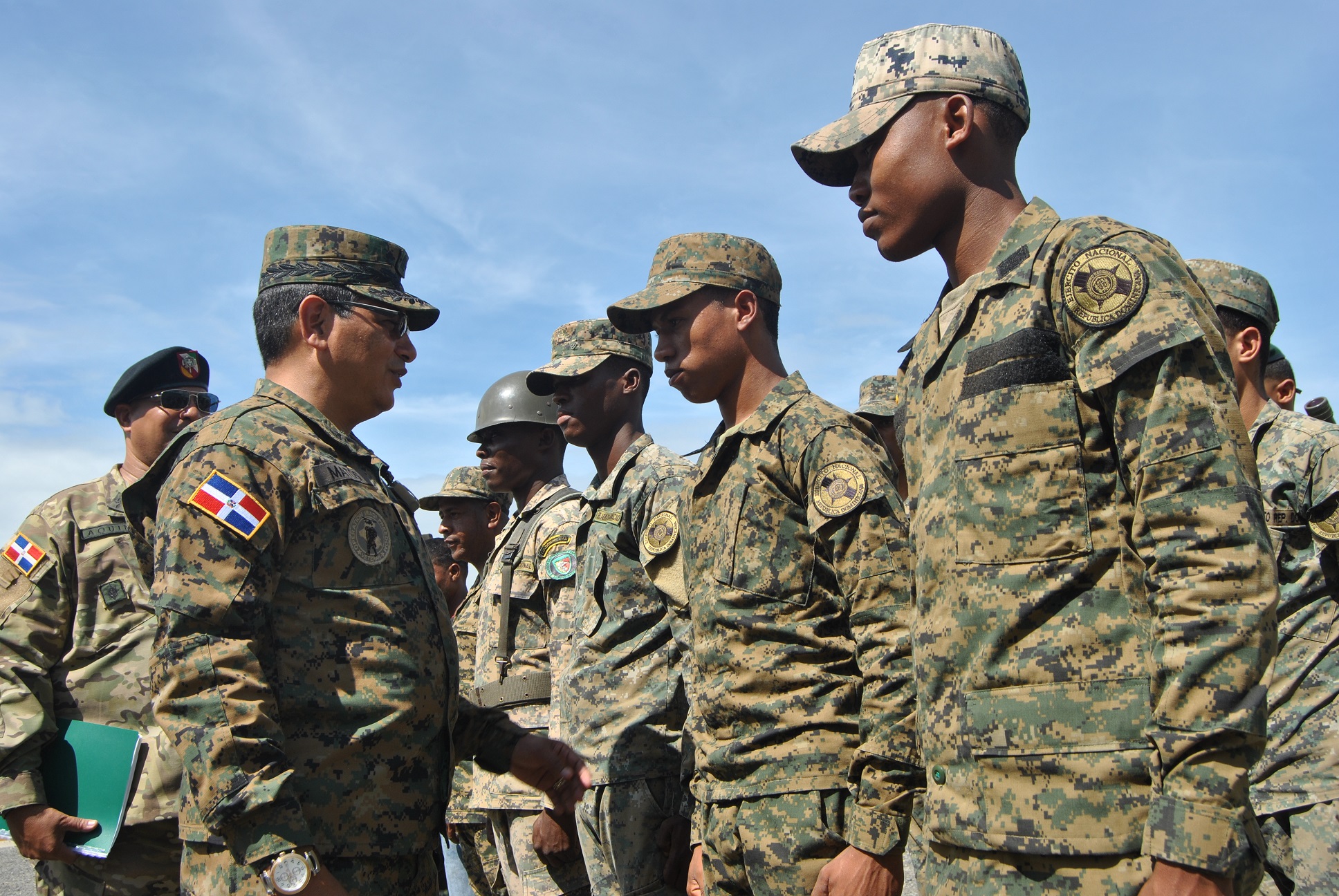 El comandante general Matos de la Cruz supervisa las tropas dominicanas que vigilan la frontera.