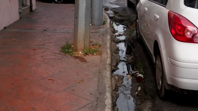 Las aguas negras afectan el ambiente de la zona próximo al Palacio Nacional.