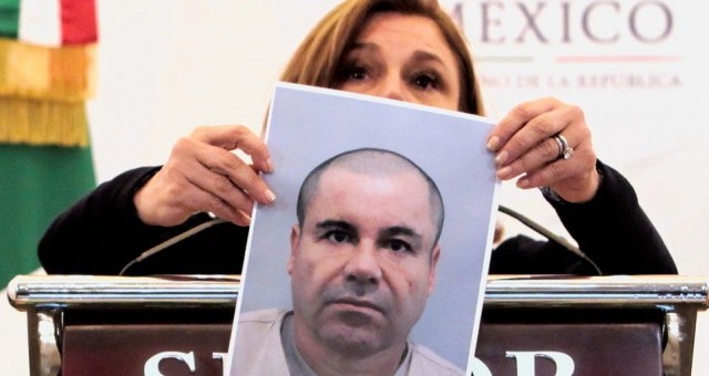 La procuradora de México muestra una foto de El Chapo tras su arresto este viernes.