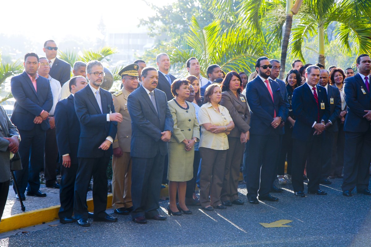 Presidente JCE junto junto a otros funcionarios y empleados de la JCE.