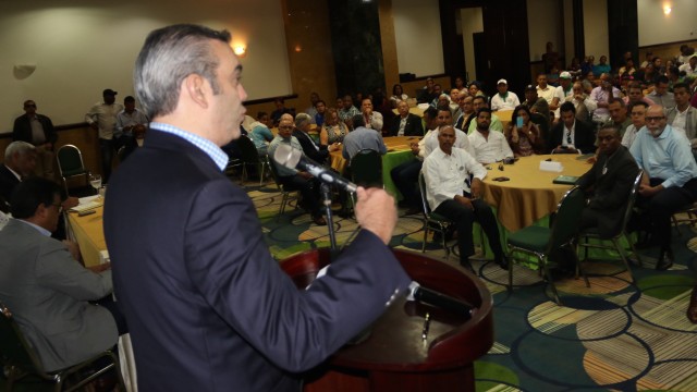 El candidato presidencial Lui Abinader habla en el foro de Santiago.